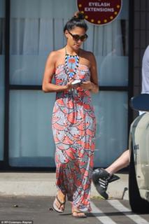 Nicole Scherzinger feet photo thumbnail