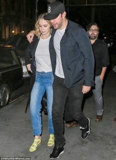 Emily Blunt feet photo thumbnail