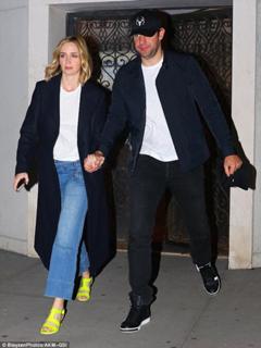 Emily Blunt feet photo thumbnail