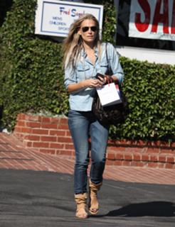 Molly Sims feet photo thumbnail