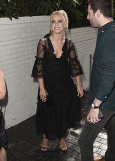Julianne Hough feet photo thumbnail