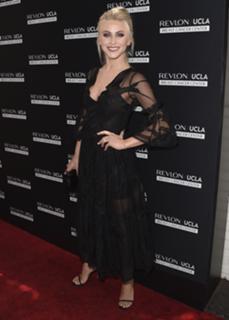 Julianne Hough feet photo thumbnail