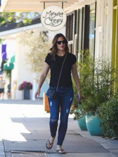 Jennifer Garner feet photo thumbnail
