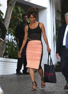 Halle Berry feet photo thumbnail
