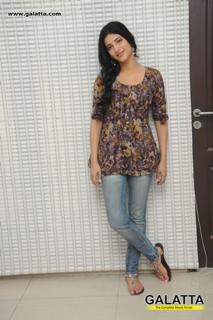 Shruti Haasan feet photo thumbnail