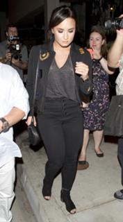 Demi Lovato feet photo thumbnail