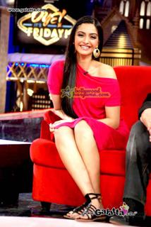 Sonam Kapoor feet photo thumbnail