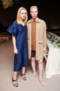 Elle Fanning feet photo thumbnail
