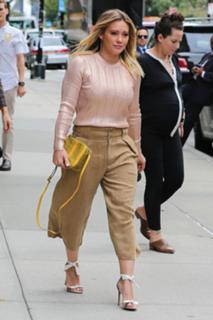 Hilary Duff feet photo thumbnail