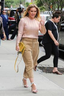 Hilary Duff feet photo thumbnail