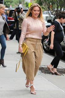 Hilary Duff feet photo thumbnail