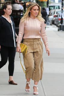 Hilary Duff feet photo thumbnail
