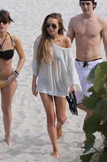 Lindsay Lohan feet photo thumbnail