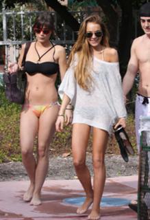 Lindsay Lohan feet photo thumbnail