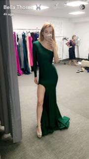 Bella Thorne feet photo thumbnail