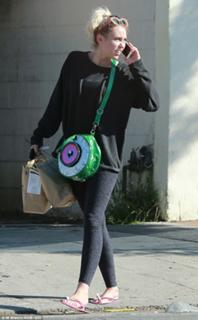 Miley Cyrus feet photo thumbnail