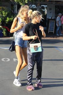 Sofia Richie feet photo thumbnail
