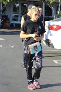 Sofia Richie feet photo thumbnail