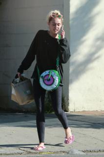 Miley Cyrus feet photo thumbnail