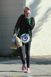 Miley Cyrus feet photo thumbnail