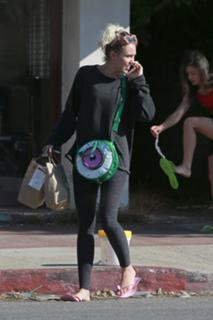 Miley Cyrus feet photo thumbnail