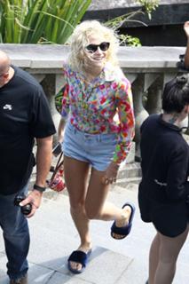 Pixie Lott feet photo thumbnail