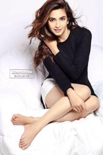 Kriti Kharbanda feet photo thumbnail