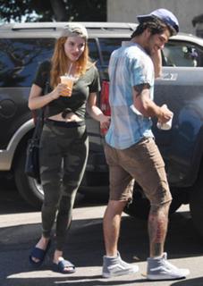 Bella Thorne feet photo thumbnail