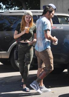 Bella Thorne feet photo thumbnail