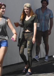 Bella Thorne feet photo thumbnail