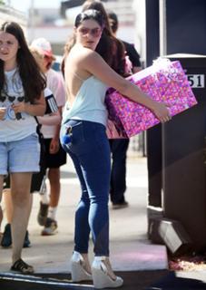 Ariel Winter feet photo thumbnail