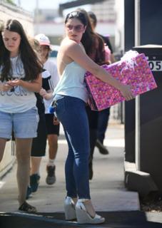 Ariel Winter feet photo thumbnail