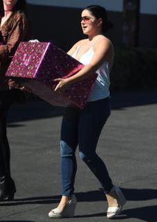 Ariel Winter feet photo thumbnail