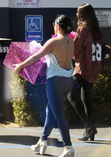 Ariel Winter feet photo thumbnail