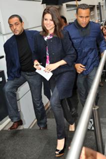 Selena Gomez feet photo thumbnail