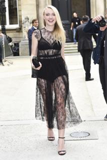 Dakota Fanning feet photo thumbnail