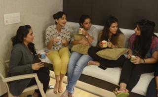 Sonam Kapoor feet photo thumbnail