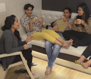Sonam Kapoor feet photo thumbnail