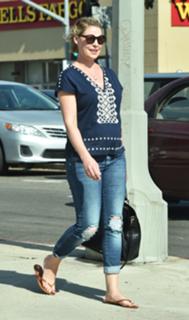 Katherine Heigl feet photo thumbnail