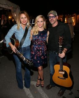 Reese Witherspoon feet photo thumbnail