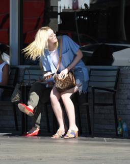Elle Fanning feet photo thumbnail