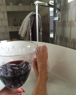 Amanda Holden feet photo thumbnail