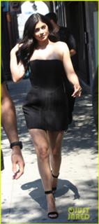 Kylie Jenner feet photo thumbnail