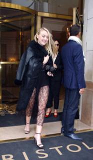 Dakota Fanning feet photo thumbnail