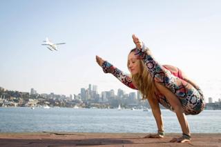 Kino MacGregor feet photo thumbnail