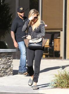 Khloé Kardashian feet photo thumbnail
