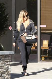 Khloé Kardashian feet photo thumbnail
