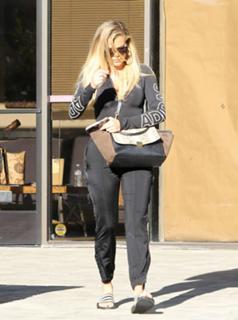 Khloé Kardashian feet photo thumbnail