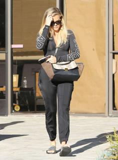 Khloé Kardashian feet photo thumbnail