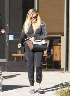 Khloé Kardashian feet photo thumbnail
